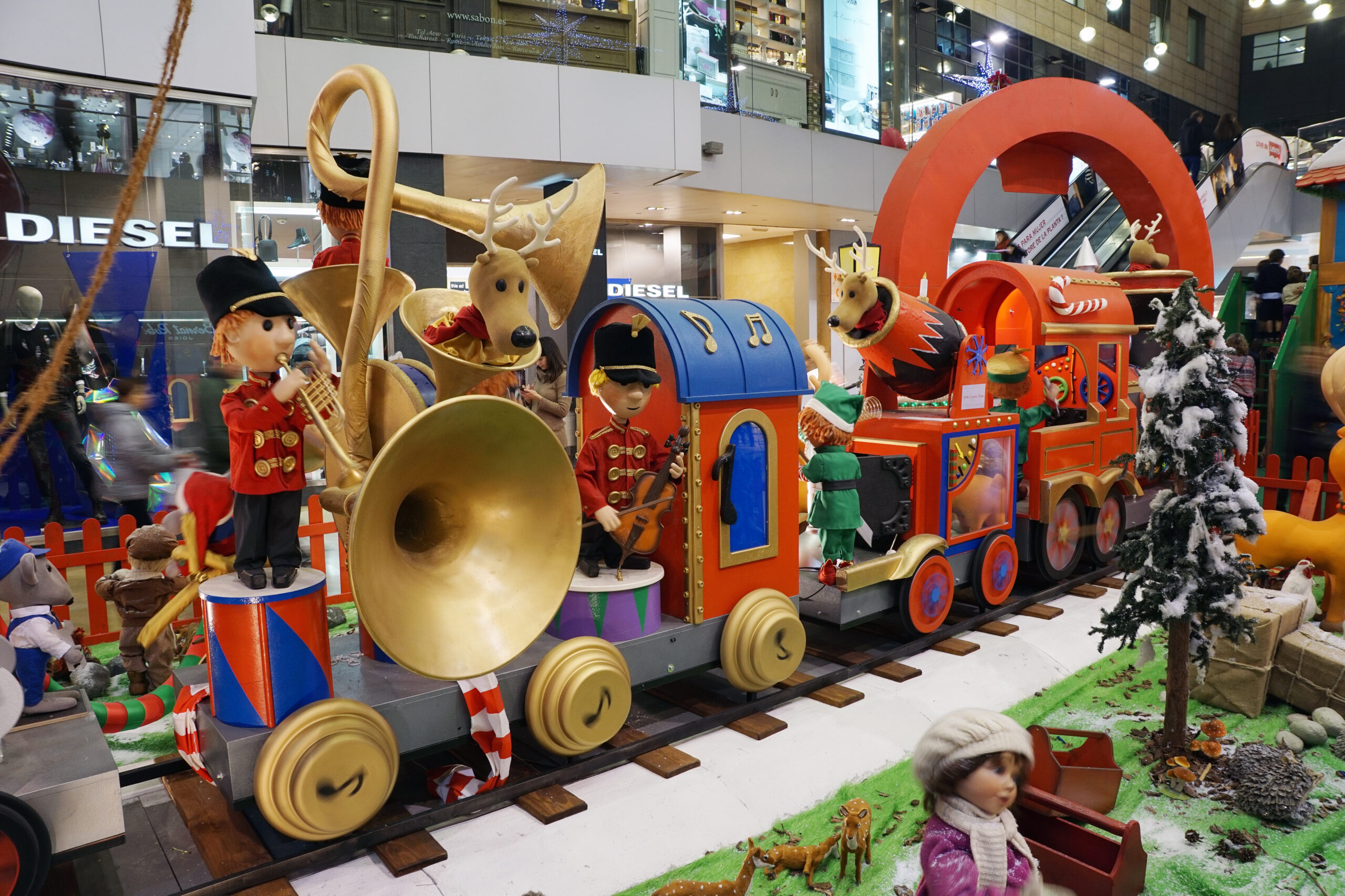 Ximenez Group impulsa su crecimiento global con la incorporación de DEIN INTERDECOR, referente en iluminación decorativa de interiores 2 Centro Comercial Navidad scaled